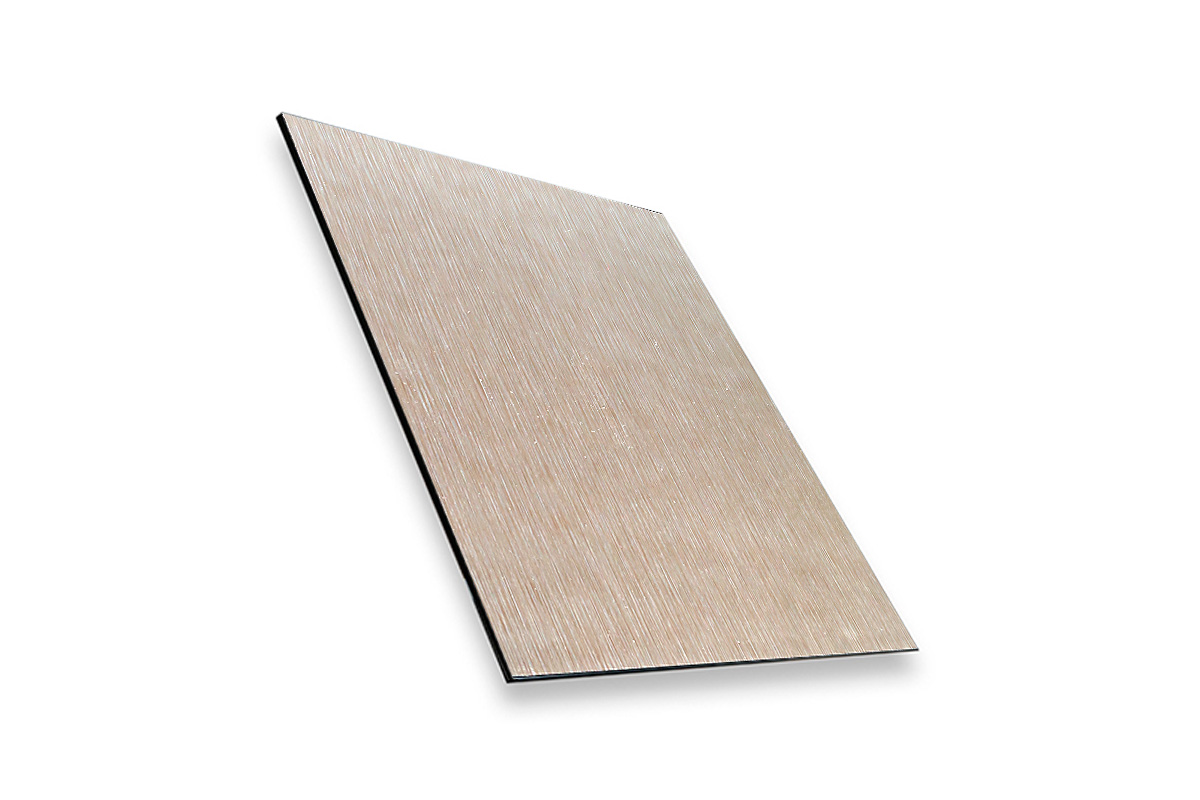 Ein dekorativer Wandspiegel mit einem Rahmen in Holzstruktur, schräg fotografiert gegen einen weißen Hintergrund.